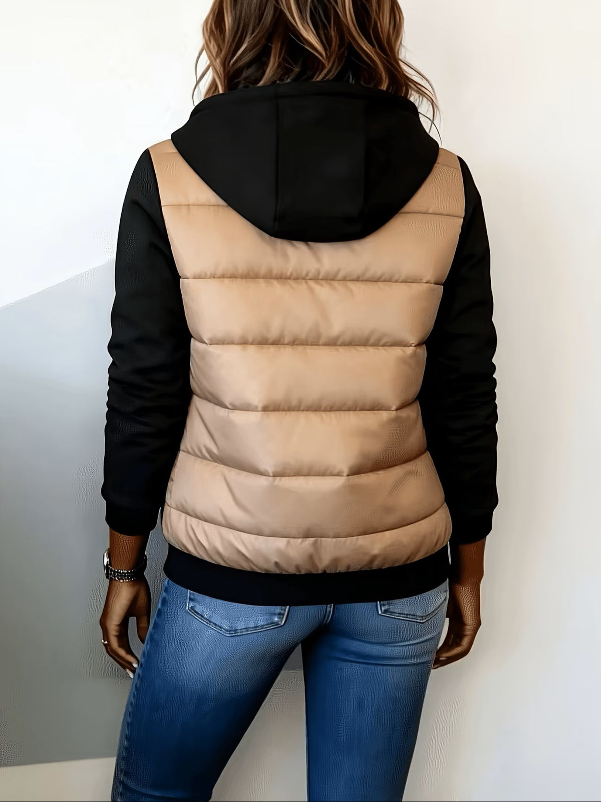 Chaqueta acolchada con capucha y paneles informales