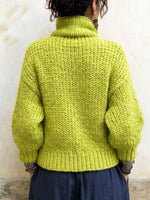 Grobstrickpullover mit asymmetrischem Reißverschluss und Rollkragen