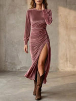 Glamouröses, gerafftes, hochgeschlitztes Maxikleid aus braunem Samt