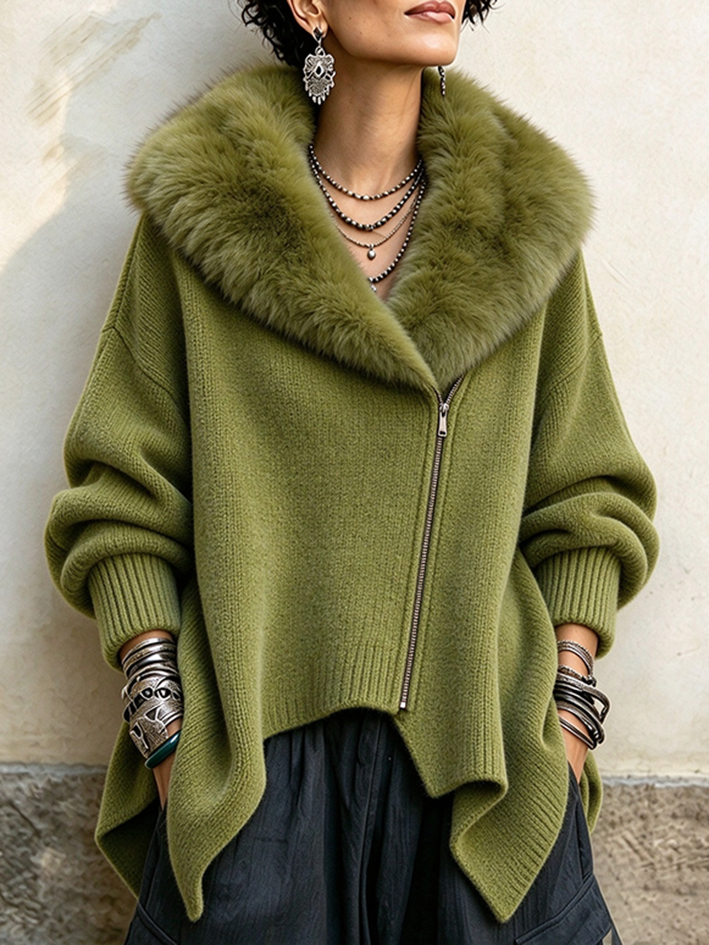 Lässiger, asymmetrischer Strickmantel mit Kunstpelzkragen