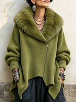 Lässiger, asymmetrischer Strickmantel mit Kunstpelzkragen
