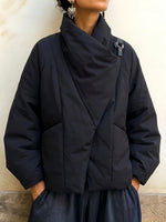 Zeitgenössische, drapierte, asymmetrische Pufferjacke