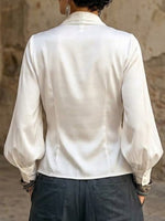 Wickelbluse aus Satin mit V-Ausschnitt und Laternenärmeln