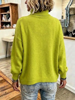 Jersey holgado de punto con cuello alto y fila diagonal de botones de colores