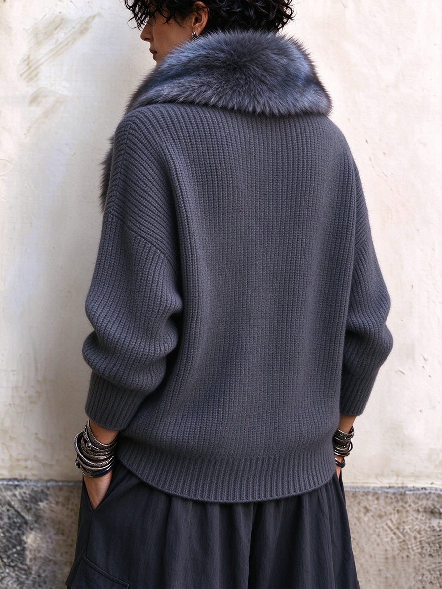 Luxuriöser asymmetrischer Strickpullover mit Kunstpelzbesatz und Reißverschluss