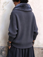 Luxuriöser asymmetrischer Strickpullover mit Kunstpelzbesatz und Reißverschluss
