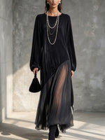 Abito lungo elegante caratterizzato da una combinazione di velluto e chiffon.