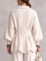 Schicker, gerippter Schößchen-Cardigan mit übergroßen goldenen Knöpfen
