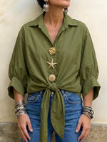 Malstrikta Bluzo Kun Metalbukaj Bordaj Kravatoj Kaj Puffaj Manikoj