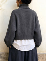 Comodo pullover lavorato a maglia con collo alto e maniche con bottoni