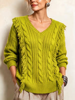 Schicker Pullover mit Zopfmuster und V-Ausschnitt und Fransen