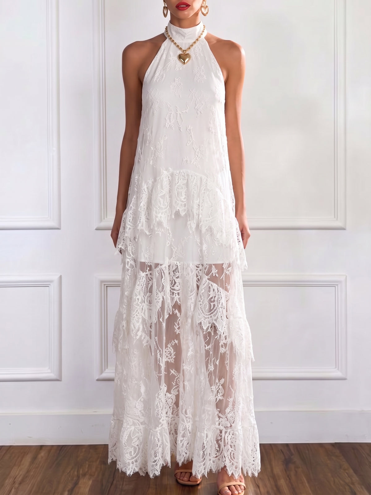 Abito maxi con scollo all'americana in pizzo bianco elegante ed elegante