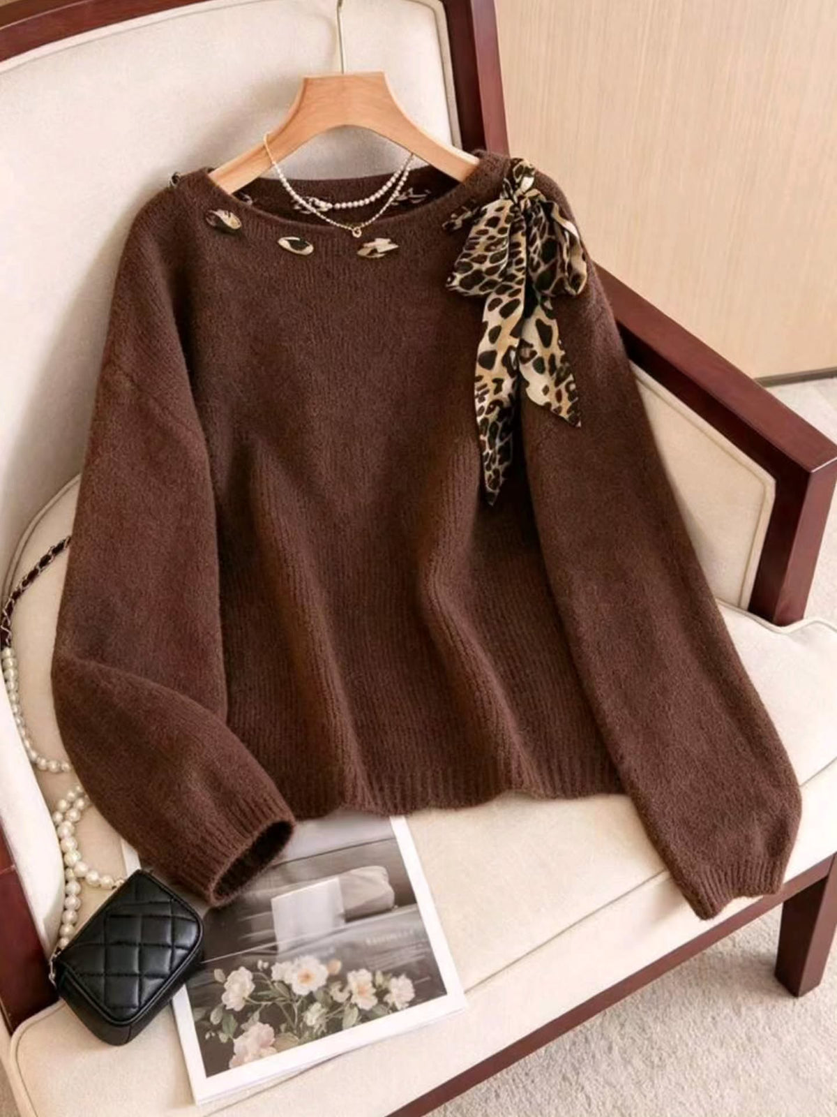Schickes, locker sitzendes Stricktop mit Leopardenmuster und Schleifenverzierung