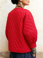 Rotes, gestepptes, asymmetrisches Wickelpullover-Oberteil für Damen.