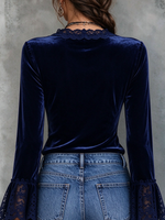 Elegante top con maniche svasate in velluto con finiture in pizzo