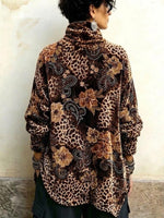 Asymmetrisches, hochgeschlossenes Samtoberteil mit Leoparden- und Blumendruck und Knopfleiste vorne