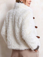 Cappotto invernale da donna in pelliccia sintetica con cinturini con fibbia in pelle