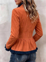 Vintage-Jacke für Damen im Wildleder-Look mit Schößchen und Rüschenbesatz.