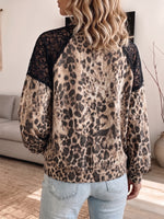 Elegante giacca con cerniera e stampa leopardata con cuciture in pizzo