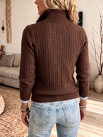 Classico maglione lavorato a trecce dall'aspetto a strati