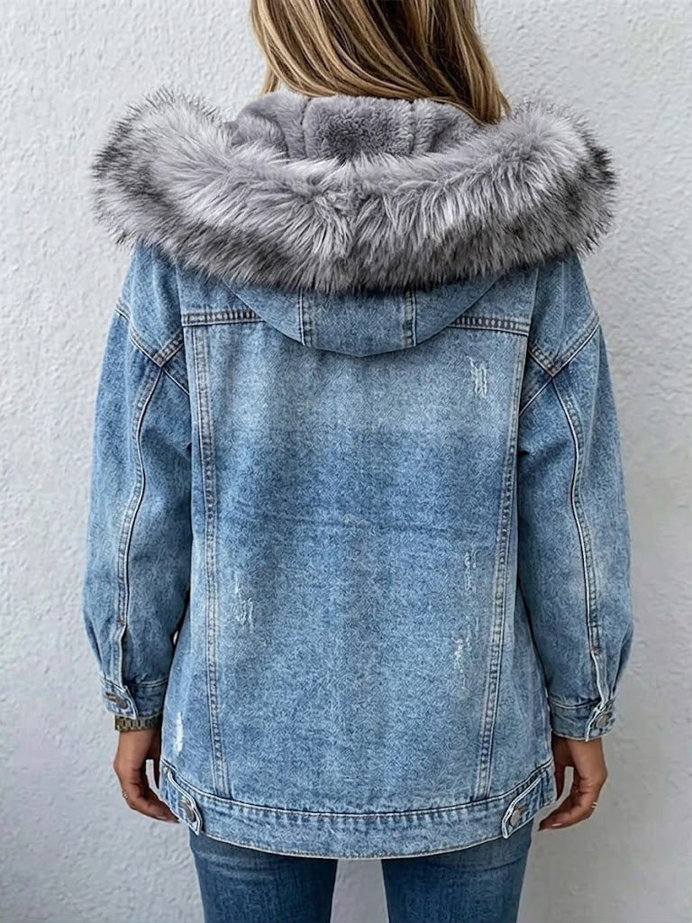 Giacca di jeans casual, calda e invecchiata con fodera e cappuccio in pelliccia sintetica.