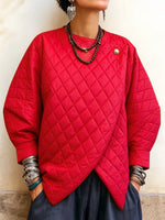 Rotes, gestepptes, asymmetrisches Wickelpullover-Oberteil für Damen.