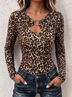 Top elasticizzato slim fit a maniche lunghe con girocollo e stampa leopardata da donna