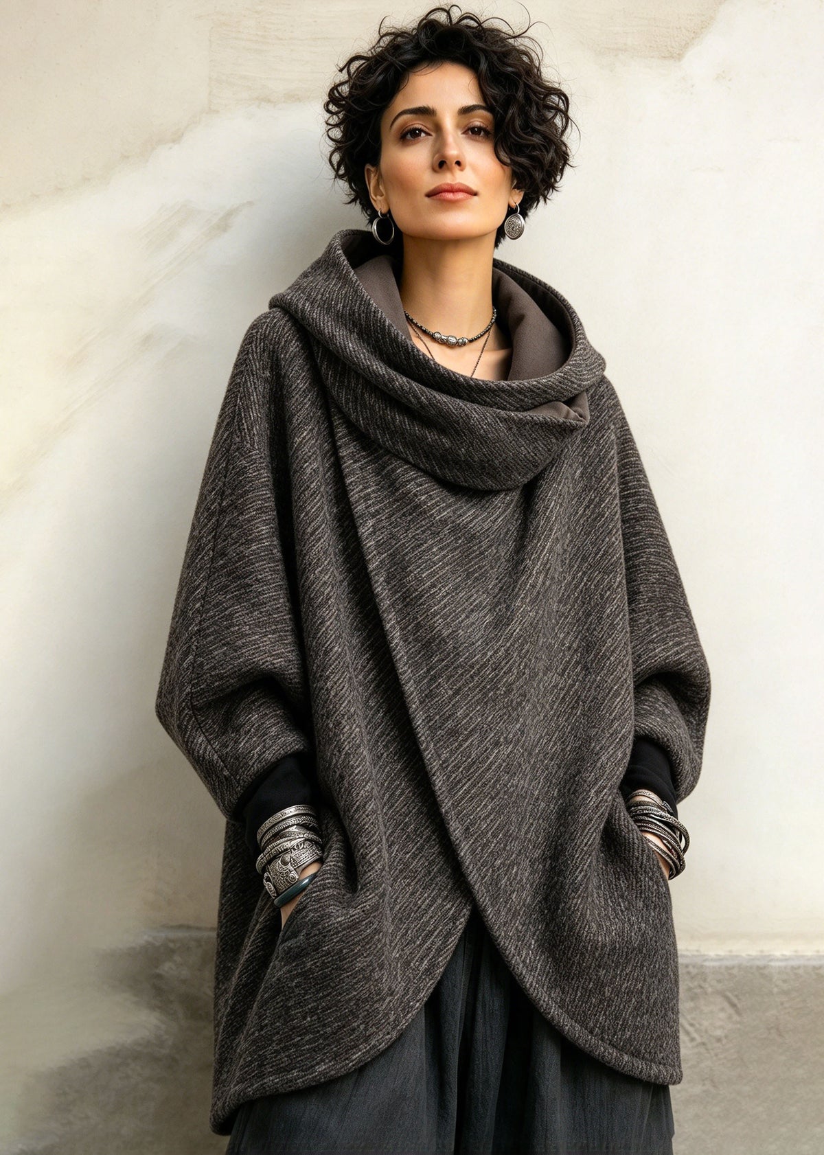 Übergroßer, asymmetrischer Kapuzenpullover aus Wollmischung
