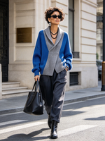 Maglione con collo a scialle color block blu elegante e accogliente