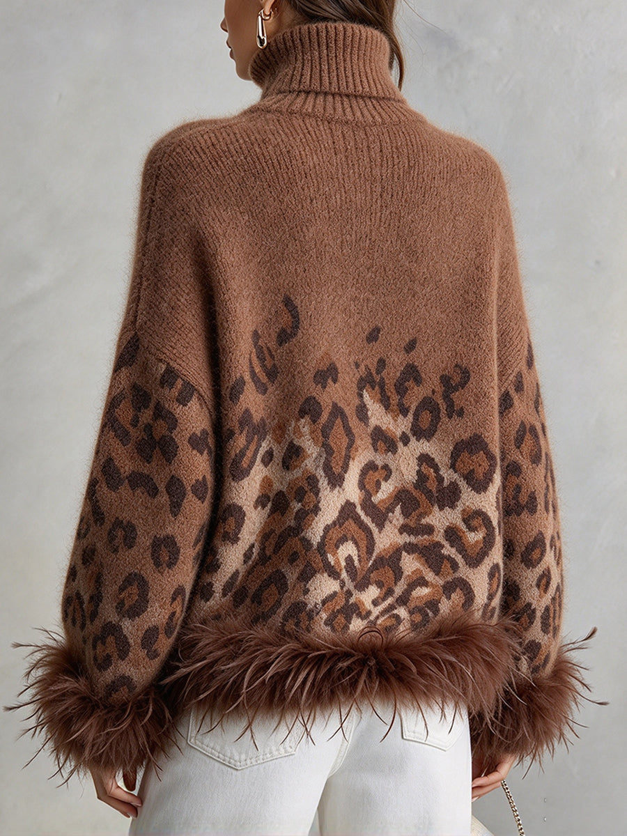 Elegante top in maglia a collo alto con finiture in piume e stampa leopardata ombré