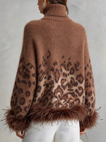 Elegante top in maglia a collo alto con finiture in piume e stampa leopardata ombré