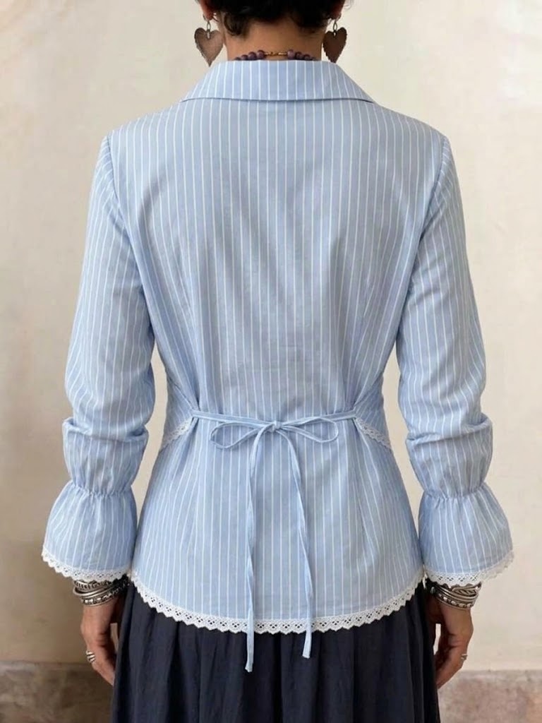 Gestreiftes Hemd mit Spitzenbesatz, Revers und Wickeltaille