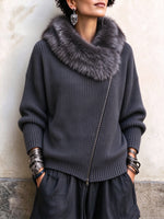 Luxuriöser asymmetrischer Strickpullover mit Kunstpelzbesatz und Reißverschluss