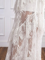 Abito maxi con scollo all'americana in pizzo bianco elegante ed elegante