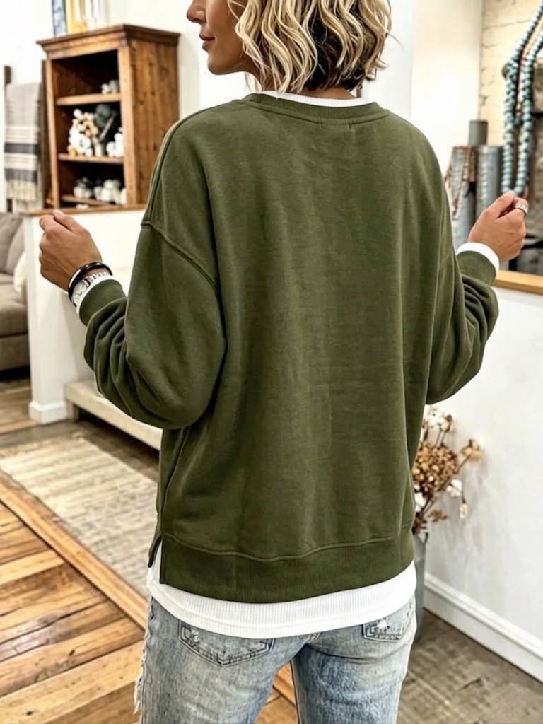 Felpa oversize con scollo a V, spalle scese e finiture bianche a contrasto