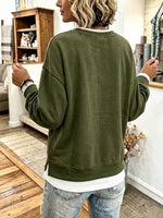 Felpa oversize con scollo a V, spalle scese e finiture bianche a contrasto