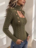 Anspruchsvoller Zopfstrickpullover mit Stehkragen und Ausschnitten