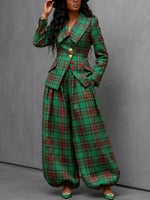 Completo due pezzi: giacca scozzese e pantaloni larghi stile lanterna.