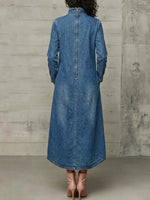 Abito maxi in denim con tasca grande e collo alto con bottoni diagonali