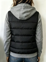 Chaqueta acolchada con capucha y paneles informales