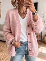 Locker sitzende Strickjacke mit V-Ausschnitt und flauschigem Fransenbesatz