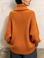 Comodo pullover asimmetrico lavorato a coste