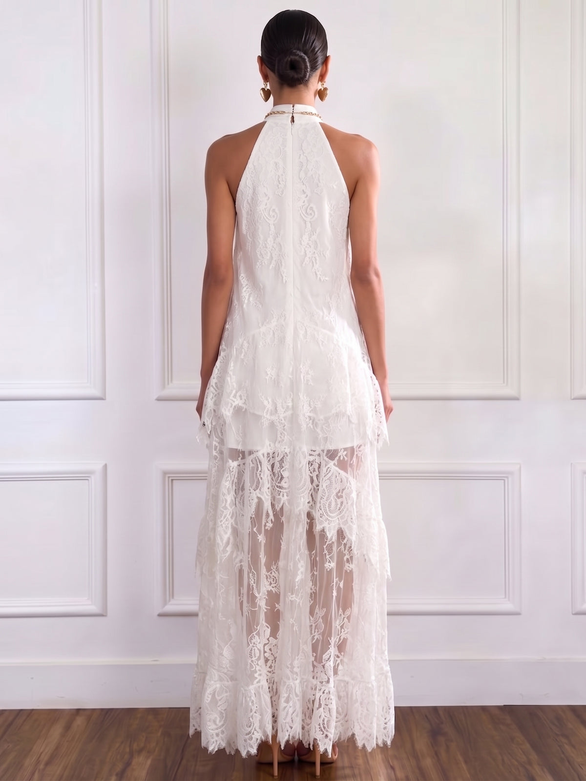 Abito maxi con scollo all'americana in pizzo bianco elegante ed elegante