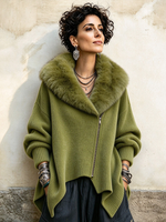 Lässiger, asymmetrischer Strickmantel mit Kunstpelzkragen