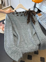 Schickes, locker sitzendes Stricktop mit Leopardenmuster und Schleifenverzierung