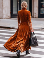 Maxikleid aus Samt mit Wasserfallausschnitt