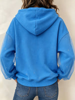 Sudadera con capucha elegante adornada con diamantes de imitación y mangas transparentes con cordón