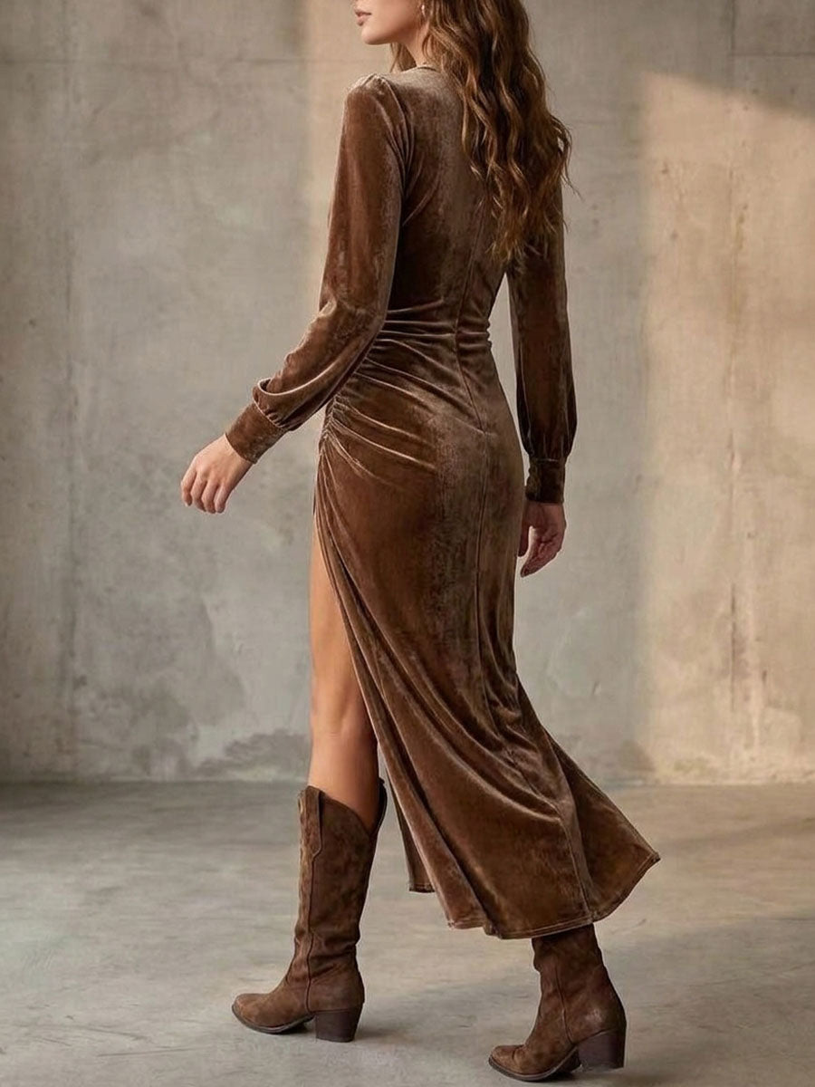 Glamouröses, gerafftes, hochgeschlitztes Maxikleid aus braunem Samt