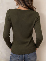 Auffälliger Riemchenpullover mit tiefem Ausschnitt