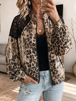 Elegante giacca con cerniera e stampa leopardata con cuciture in pizzo